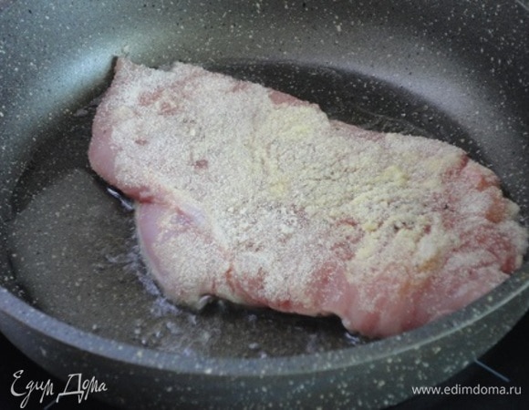 Яйцо слегка взбить вилкой, обмакнуть в нем шницель, запанировать в сухарях и быстро обжарить на сильно разогретом масле до корочки. Запечатывая таким образом мясо, мы обеспечиваем его сочность.