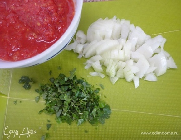 Для соуса луковицу мелко порубить, зелень измельчить, помидоры размять вилкой.