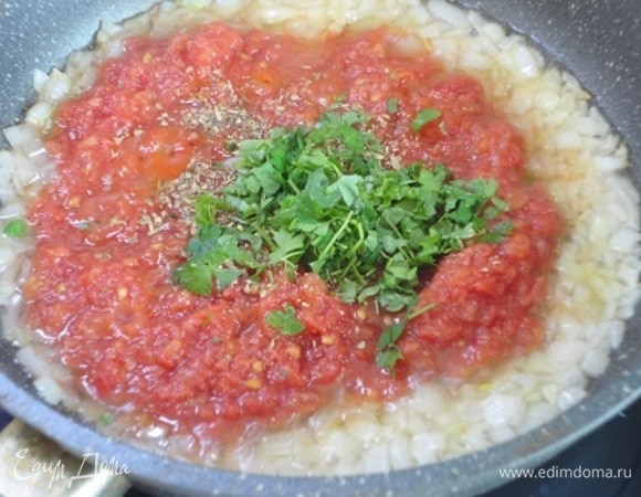 В той же сковороде, где жарили шницели, поджарить лук до прозрачности, добавить помидоры, петрушку, посолить, поперчить. Перемешать и прогреть.