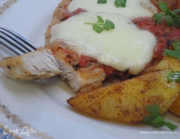 Сочный шницель и ароматный картофель посыпаем зеленью.