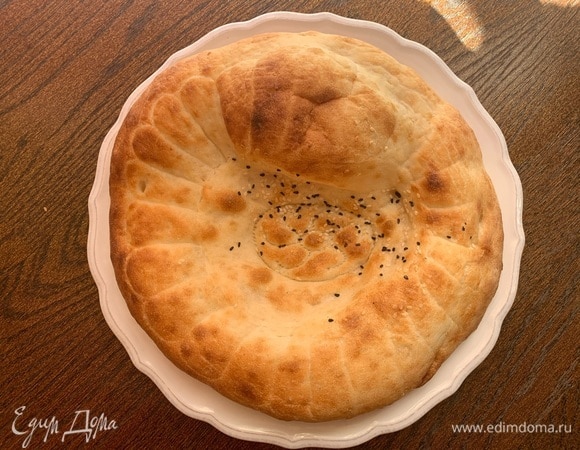 Лепешку можно использовать любую. Если нет лепешки, возьмите багет. Я не люблю ровные края в этой закуске, поэтому не режу, а разрываю ее на кусочки.