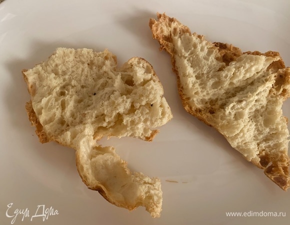 Духовка разогрета на 190°C. Кладу кусочки лепешки на 2–3 минуты, чтобы они слегка подсохли.