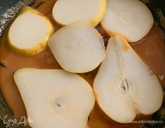 В сковородку кладу сахар. Как только он начнет превращаться в карамель, добавляю сливки. Хорошо размешать, поставить на тихий огонь. Грушу нарезать на дольки, выложить на карамель, тушить 2–3 минуты с обеих сторон.