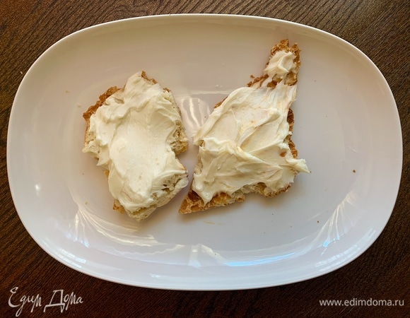 Маскарпоне смешать с сахарной пудрой и выложить на обжаренные кусочки лепешки.