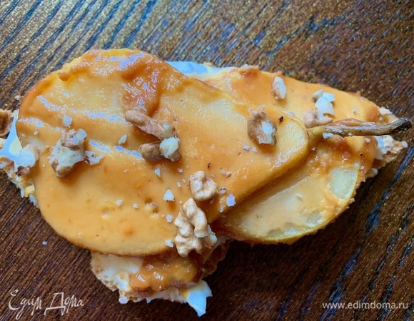 Сверху на маскарпоне аккуратно выложить грушевые дольки.