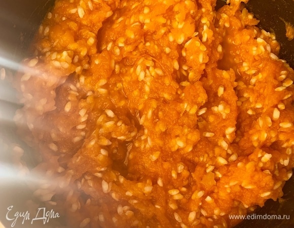 Тыкву очистить, залить водой, варить 15 минут. Слить воду, размять в пюре, добавить рис, влить молоко. Варить на тихом огне 20–25 минут.