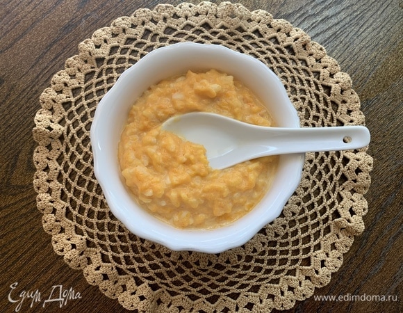 В кашу добавить мед, корицу, аккуратно перемешать.