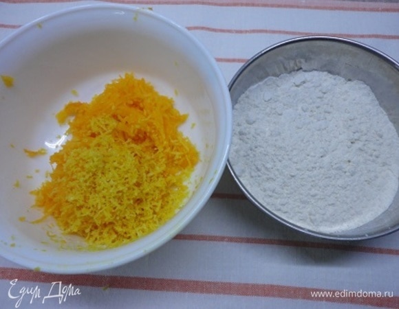 Натираем на мелкой терке тыкву и цедру с одного лимона. Смешиваем пшеничную муку с разрыхлителем и щепоткой соли.