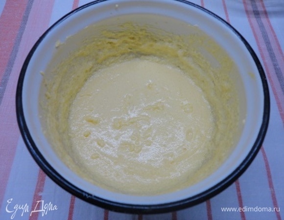 Мягкое масло взбиваем с сахаром 5 минут. Затем, продолжая взбивать, вводим по одному яйца.
