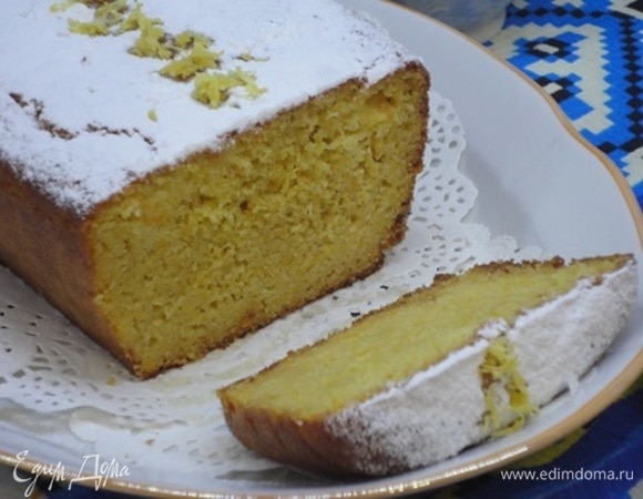 Выпекаем 35–40 минут. Смешиваем сахарную пудру с соком половины или целого лимона. Готовый и еще горячий кекс протыкаем деревянной шпажкой и поливаем сиропом. Полностью остывший кекс посыпаем сахарной пудрой.