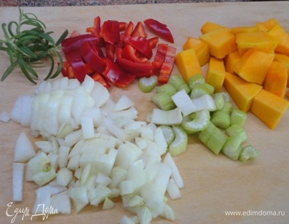 Лук нарезать мелкими кубиками, а остальные овощи — довольно крупными.