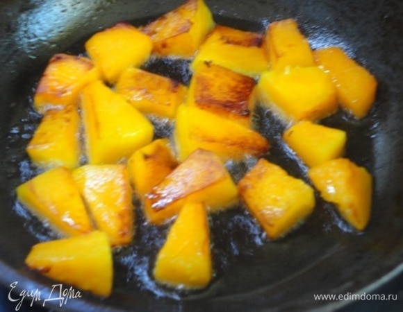 Все овощи, кроме лука, обжарить отдельно в хорошо разогретом масле.