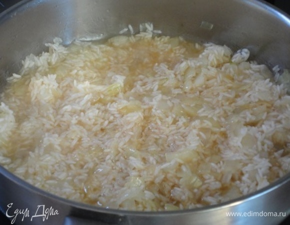 В сотейнике обжарить лук на растительном масле до прозрачности, добавить рис и, помешивая, обжарить минуты две. Влить портвейн. Ароматный и сладкий, он здесь лучше сочетается с овощами, чем сухое вино.