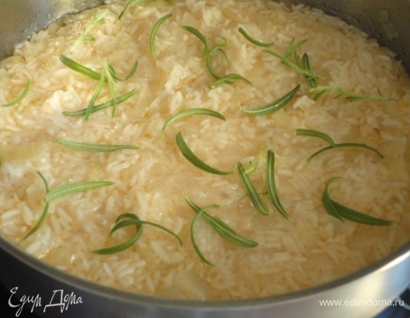Помешивая, дать испариться алкоголю, добавить розмарин и вливать подсоленный бульон по мере надобности, пока рис не будет готов.