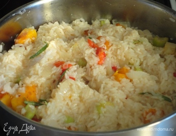 Добавить овощи, свежемолотый перец, перемешать. Оставить на 10 минут.