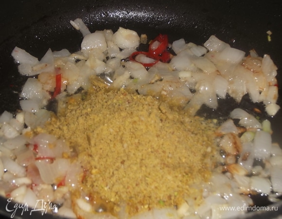 Всыпать измельченные грецкие орехи. Я их иногда заменяю фисташками. Не так жирно, да мне и на вкус больше нравится. Обжаривать 1–2 минуты.