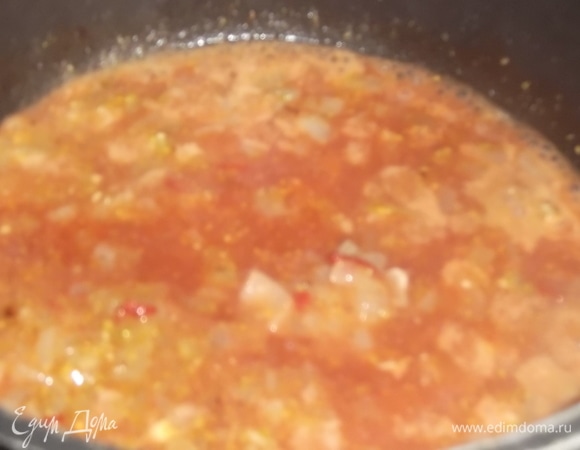 Влить томатный сок. Можно заменить водой или разведенной томатной пастой. Тушить под крышкой 1–2 минуты.
