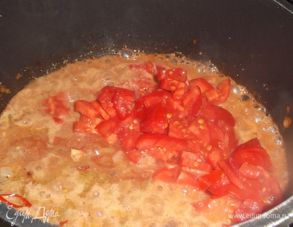 Добавить помидоры, соль, перец, хмели-сунели. Под крышкой тушить 3–4 минуты.