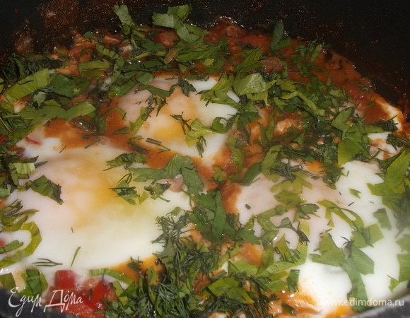 Посыпать рубленной зеленью. Подавать к столу.