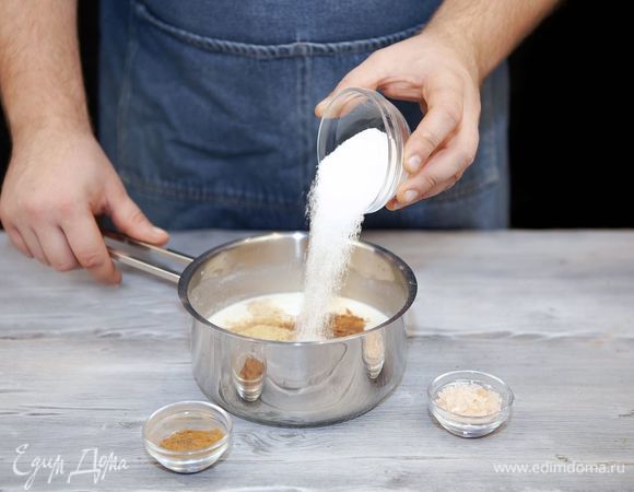 Добавьте сахар, соль, мускатный орех, корицу, щепотку молотого имбиря.