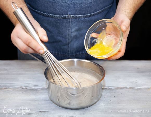 Белки отделите от желтков. Добавьте желтки к молочной смеси.