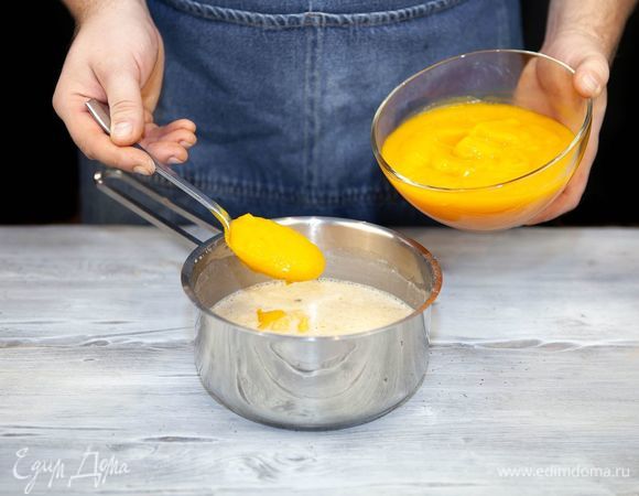 Добавьте тыквенное пюре к молочной смеси, перемешайте.