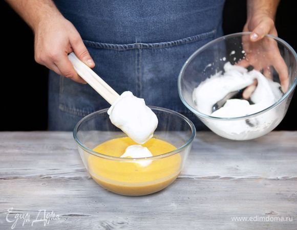 Белки взбейте в пышную пену. Добавьте в тыквенную смесь, тщательно перемешивая.