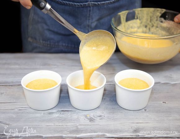 Формочки для суфле смажьте сливочным маслом, выложите смесь и поставьте в духовку, разогретую до 180°С. Выпекайте 20 минут.