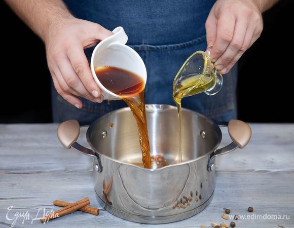В кастрюле смешайте мед с чаем, добавьте специи.