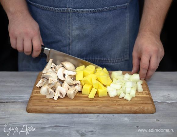 Грибы промойте, нарежьте. Картофель почистите и нарежьте кубиками. Лук почистите и крупно нарежьте.