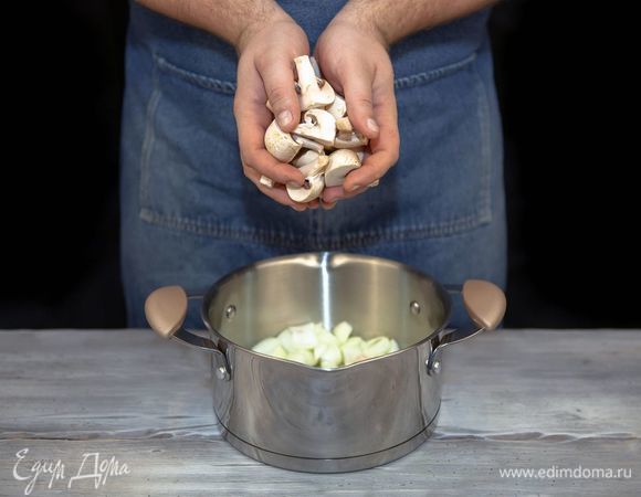 Обжарьте грибы и лук в растительном масле 10 минут.