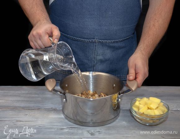 Налейте воду в кастрюлю с грибами, добавьте картофель, варите 20 минут на слабом огне.