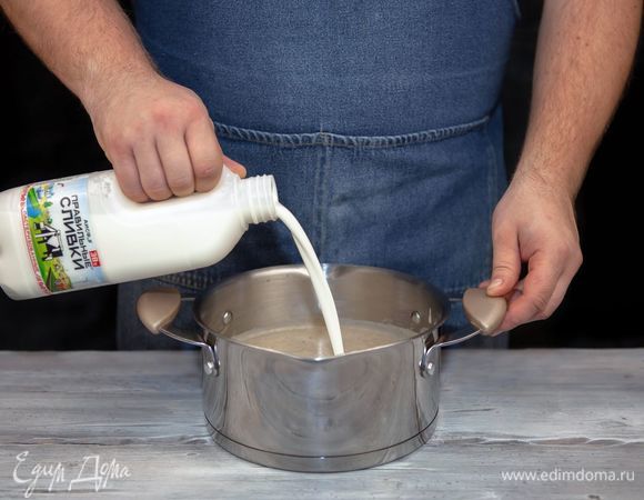 Влейте в суп ПравильныеСливки АИСФеР, поставьте на плиту, разогрейте, не доводя до кипения.