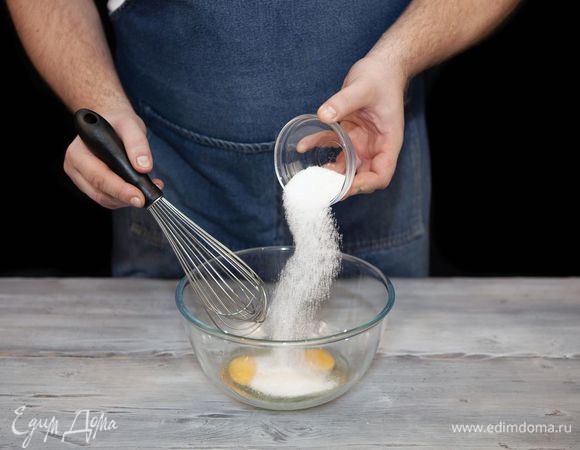 Яйца взбейте с сахаром.