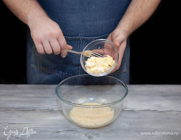 Добавьте очищенный и размятый вилкой банан, посолите.