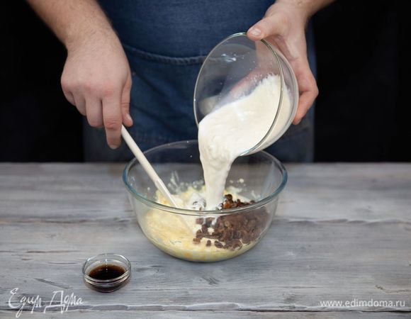 Добавьте протертый через сито творог и тщательно перемешайте. Изюм просушите салфеткой и добавьте в общую смесь. Добавьте набухшую в молоке манку и ванильный экстракт, перемешайте.