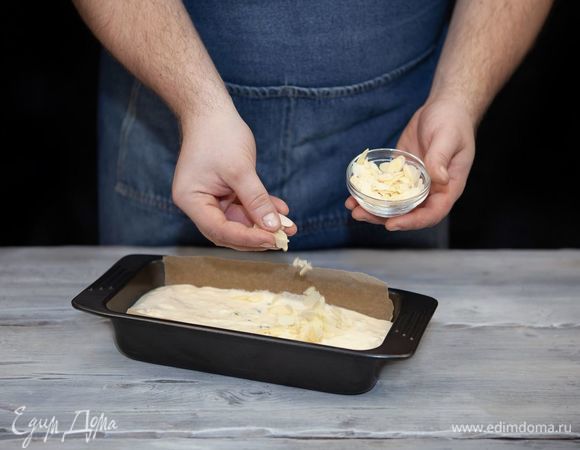 Выложите массу в форму, смазанную растительным маслом. Посыпьте миндальными лепестками и выпекайте при 180°С 45 минут.