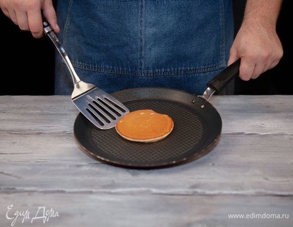 Столовой ложкой на сковороду выкладывайте оладьи и выпекайте с двух сторон.