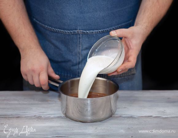 Добавьте молочную смесь. После того, как шоколад растает, прогрейте еще минуту на слабом огне.