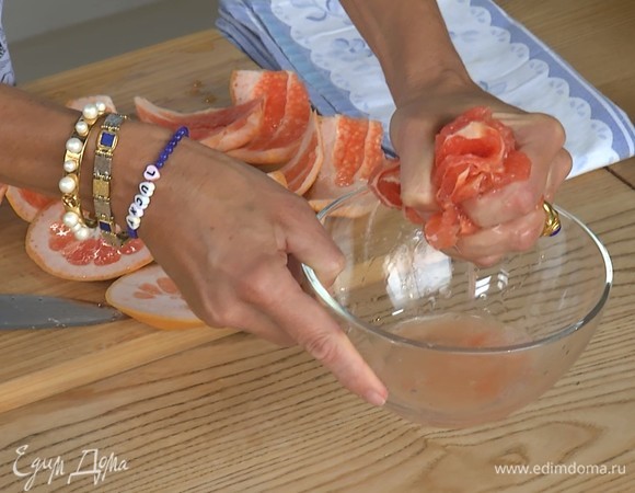 В отдельную миску из оставшегося жмыха выжать сок.