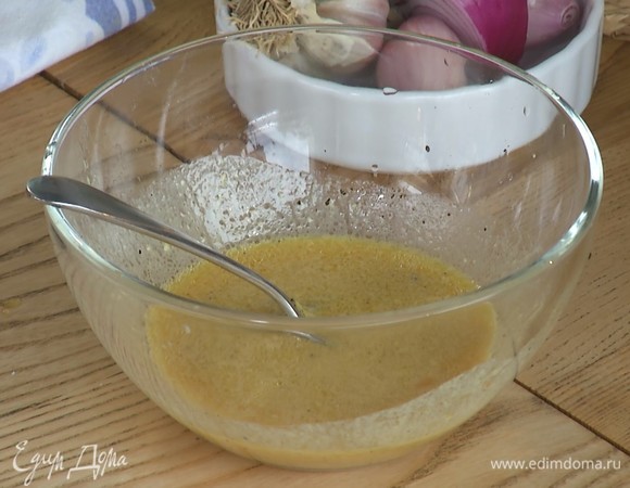 К соку добавить горчицу, соль, перец и оливковое масло. Перемешать.