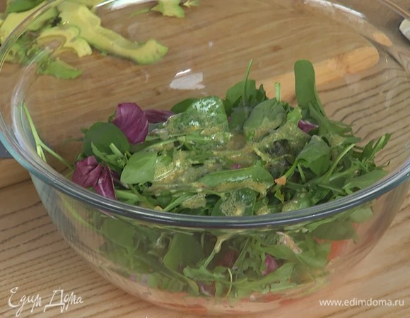 Добавить к грейпфруту салатный микс, сверху полить заправкой. Перемешать.