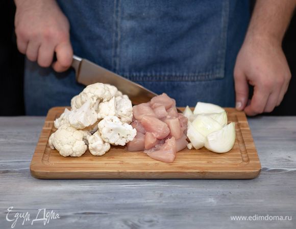 Курицу нарежьте небольшими кубиками, лук нарежьте крупными дольками, капусту разделите на соцветия.