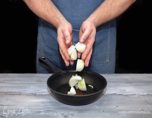 Лук обжарьте на сковороде.