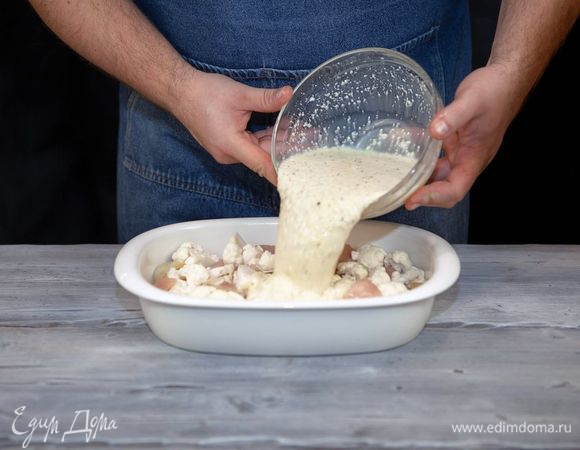 Выложите на противень жареный лук, курицу, капусту, залейте получившимся соусом.<br />
Запекайте в духовке 20 минут при 180°С.