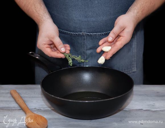 Налейте растительное масло в сковороду, добавьте чеснок и тимьян, обжарьте 1 минуту.