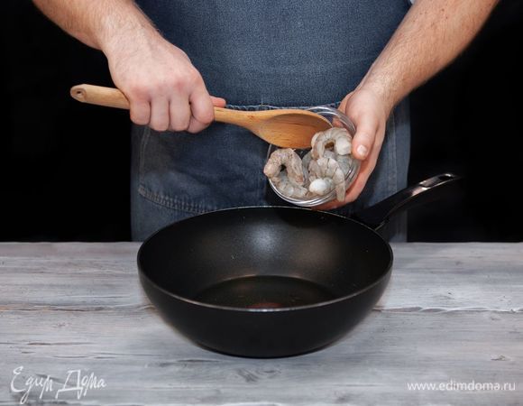 Добавьте в растительное масло очищенные креветки, обжарьте 2 минуты, уберите креветки из сковороды.