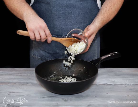 Мелко нарежьте лук. Выложите его на сковороду. Обжарьте до золотистого цвета.