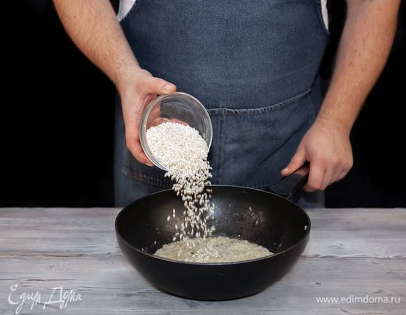 Добавьте в сковородку рис и, перемешивая, обжарьте в течение 1 минуты.