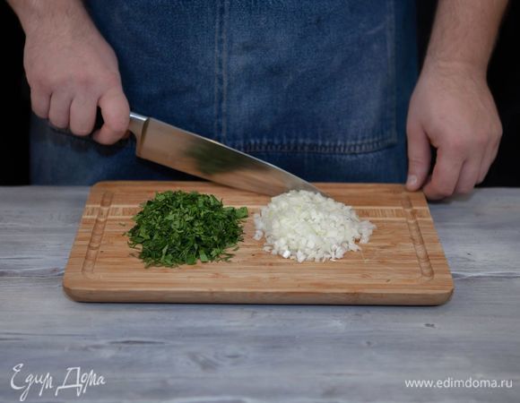 Лук и зелень мелко нарежьте.